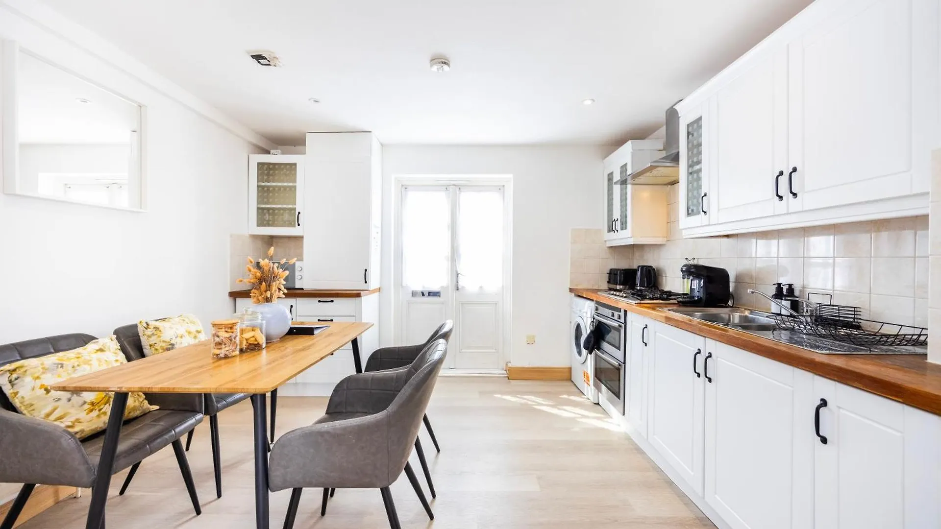 Stylish 2 Bedroom London Home With Garden Free Parking Smart Tvs Close To Thames Riverside And Canary Wharf