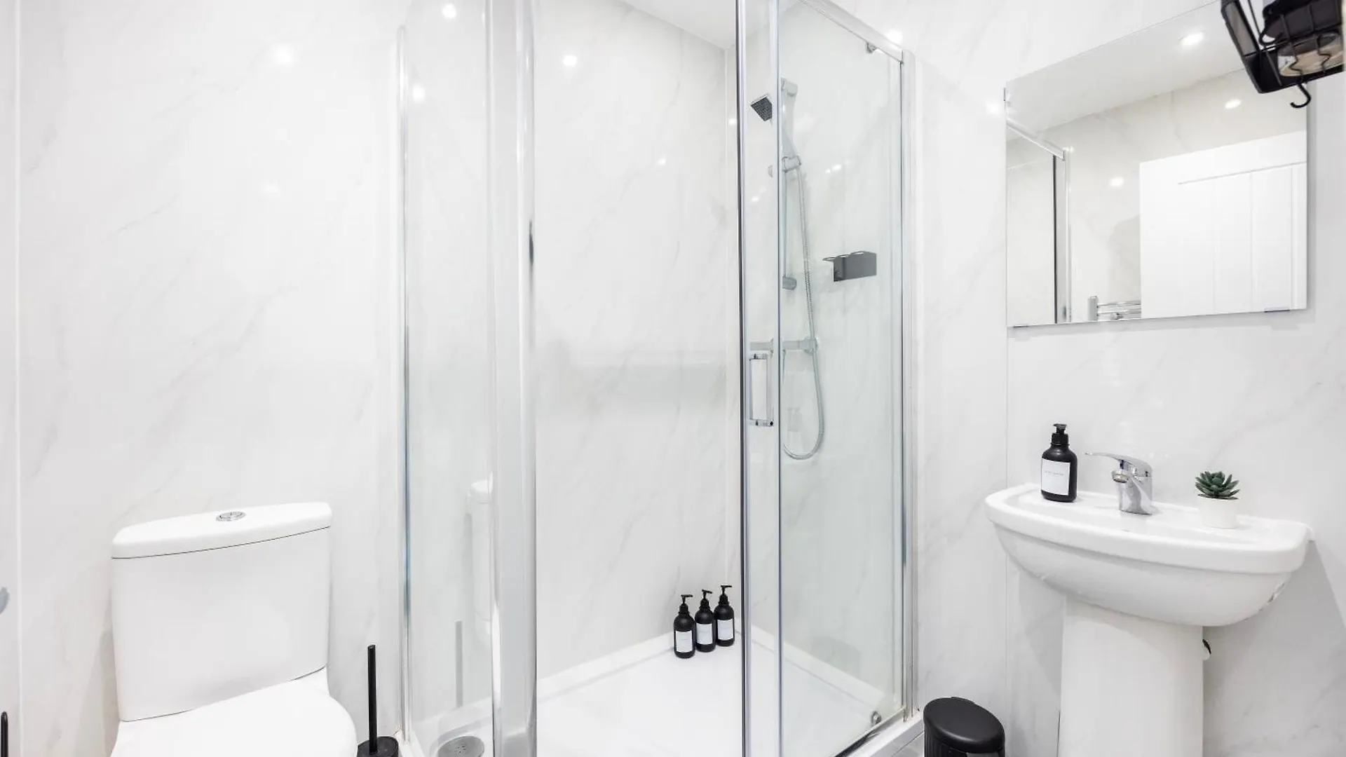 Stylish 2 Bedroom London Home With Garden Free Parking Smart Tvs Close To Thames Riverside And Canary Wharf