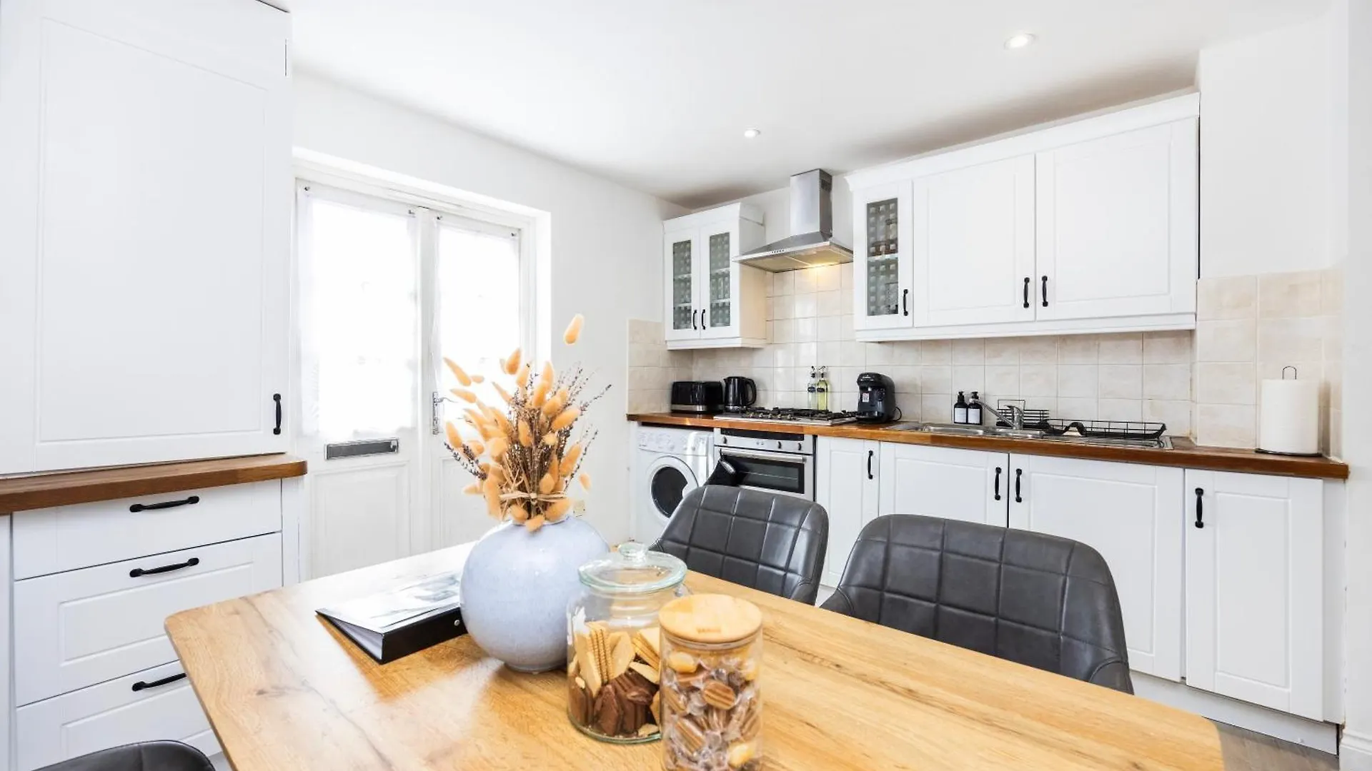 Holiday home Stylish 2 Bedroom London Home With Garden Free Parking Smart Tvs Close To Thames Riverside And Canary Wharf