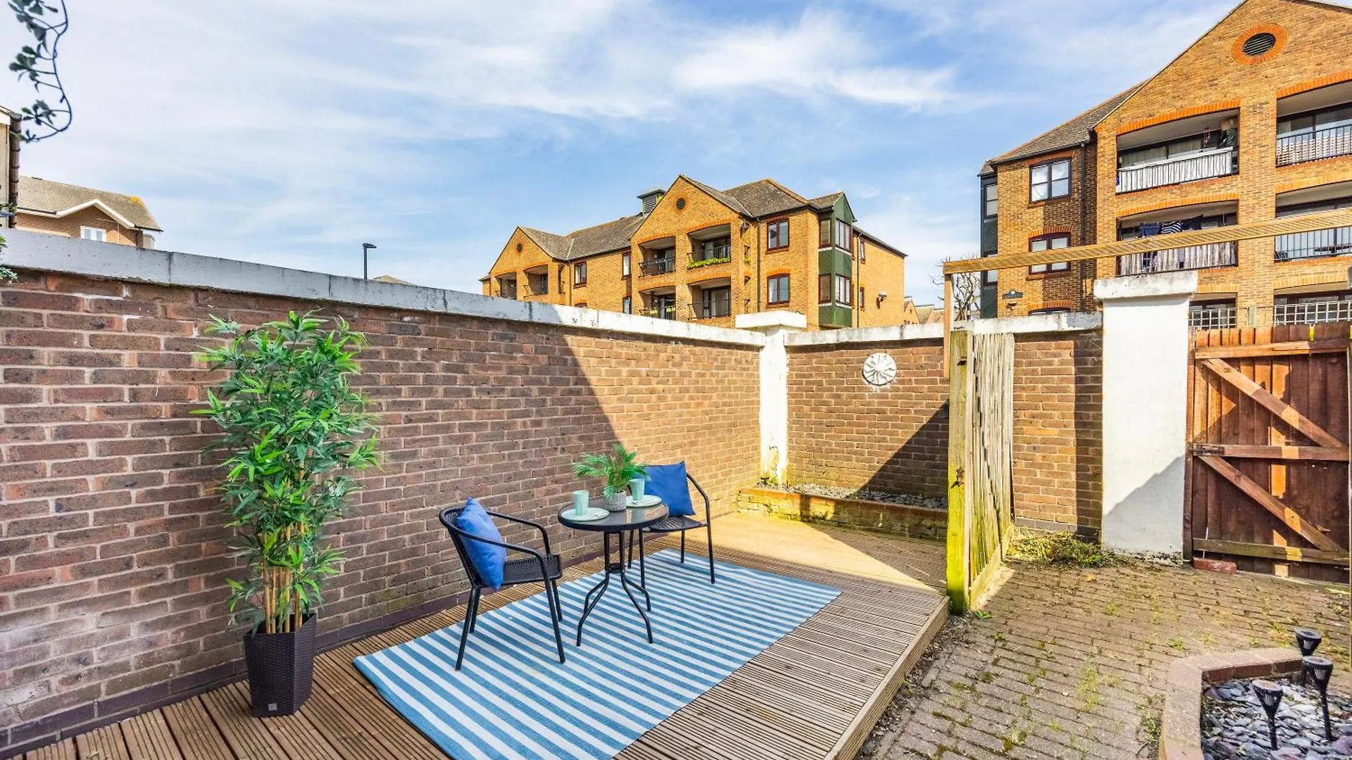 Stylish 2 Bedroom London Home With Garden Free Parking Smart Tvs Close To Thames Riverside And Canary Wharf 0*,