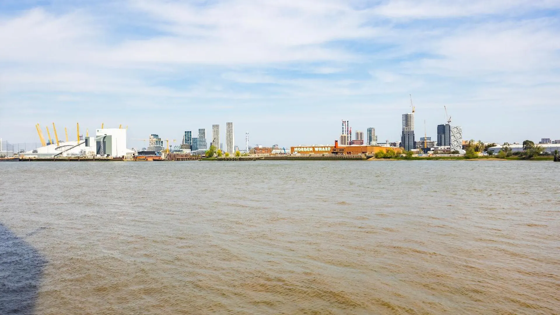 Stylish 2 Bedroom London Home With Garden Free Parking Smart Tvs Close To Thames Riverside And Canary Wharf Holiday home