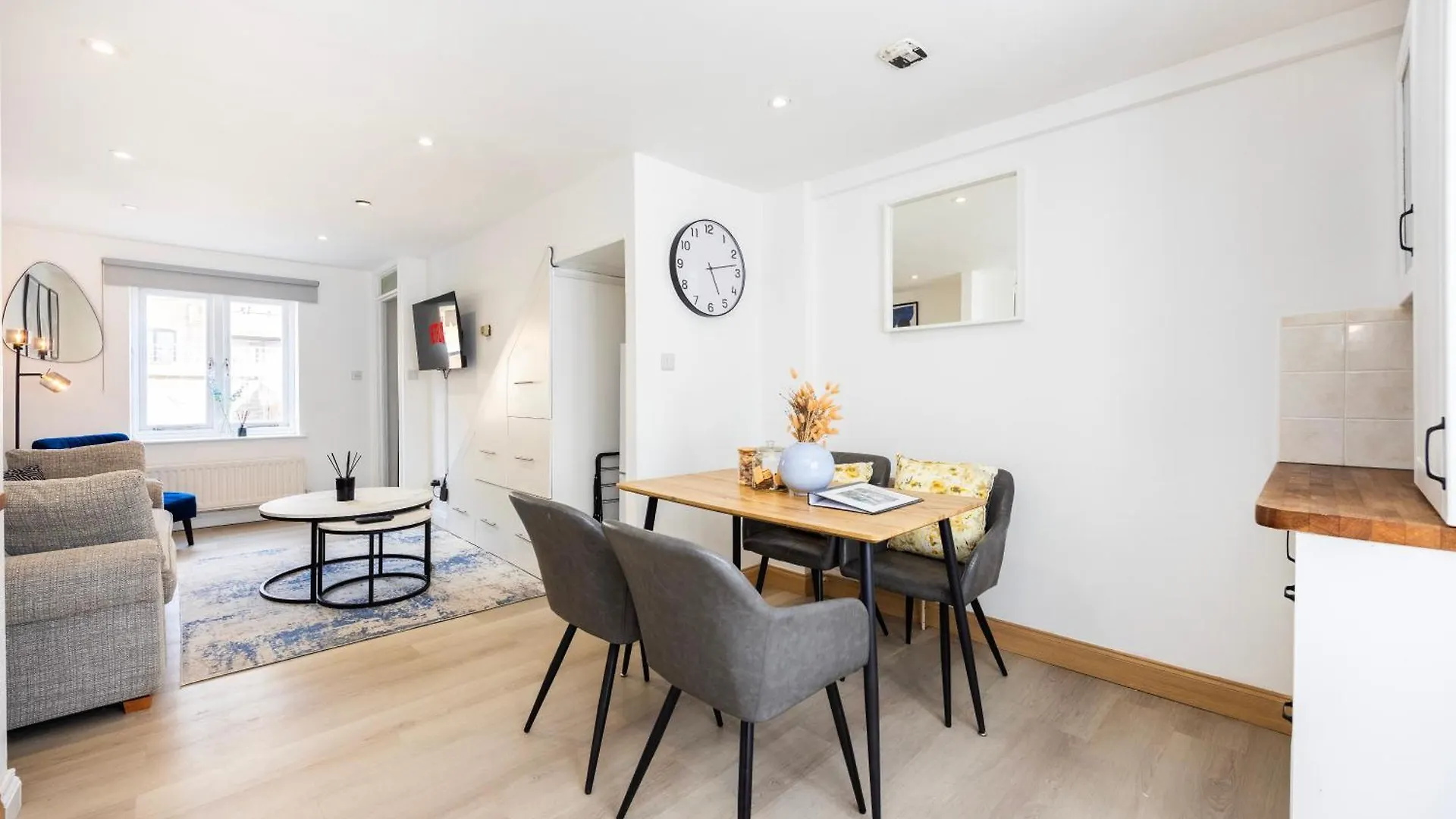 Stylish 2 Bedroom London Home With Garden Free Parking Smart Tvs Close To Thames Riverside And Canary Wharf 0*,