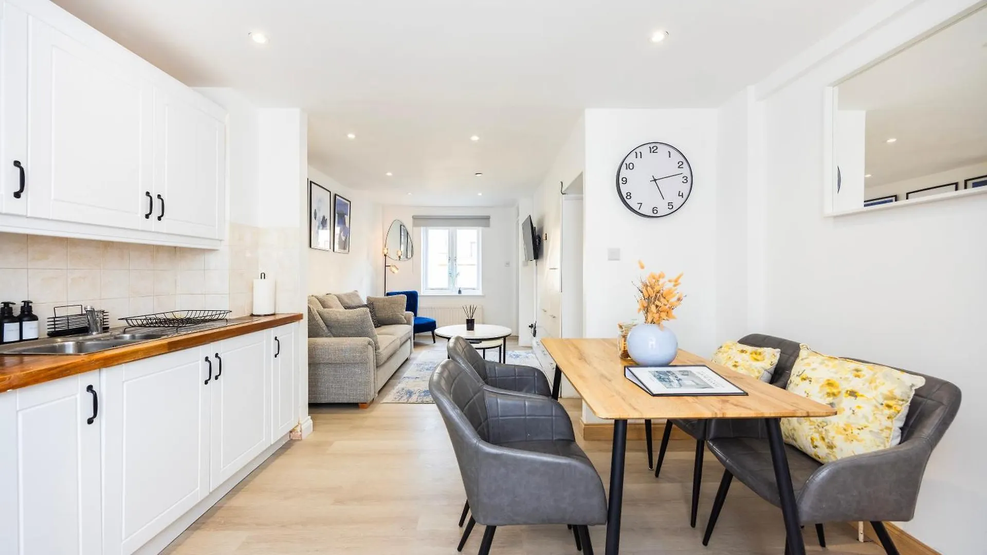 Stylish 2 Bedroom London Home With Garden Free Parking Smart Tvs Close To Thames Riverside And Canary Wharf Holiday home